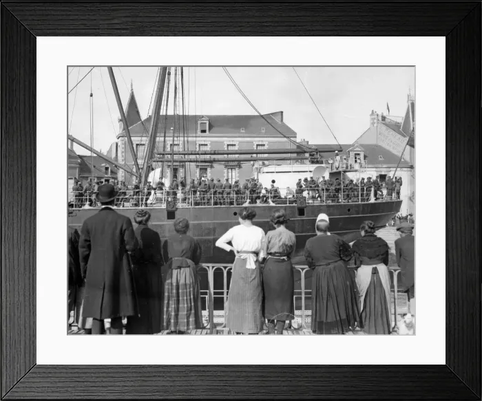 Framed Print : Troopship arrives in the French Channel port of Le Harve with elements of the British Framed Print : Troopship arrives in the French Channel port of Le Harve with elements of the British