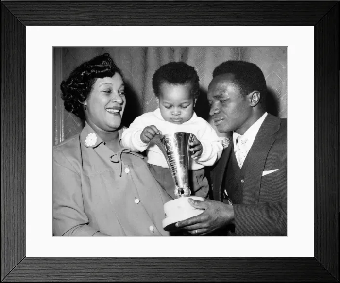 Framed Print : A happy reunion for Hogan Kid'Bassey with his wife and 19 months old son Framed Print : A happy reunion for Hogan Kid'Bassey with his wife and 19 months old son