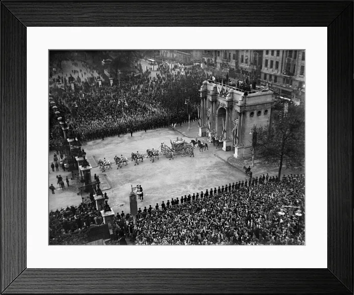 Framed Print : Coronation of King George VI. The golden state coach containing King George VI Framed Print : Coronation of King George VI. The golden state coach containing King George VI