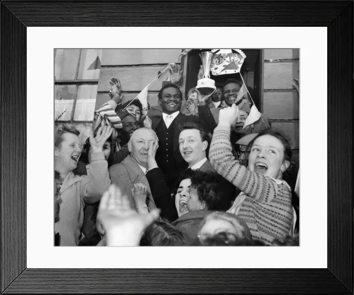 Framed Print : Hogan Kid'Bassey is cheered by neighbours as he arrives at his mother-in-laws Framed Print : Hogan Kid'Bassey is cheered by neighbours as he arrives at his mother-in-laws