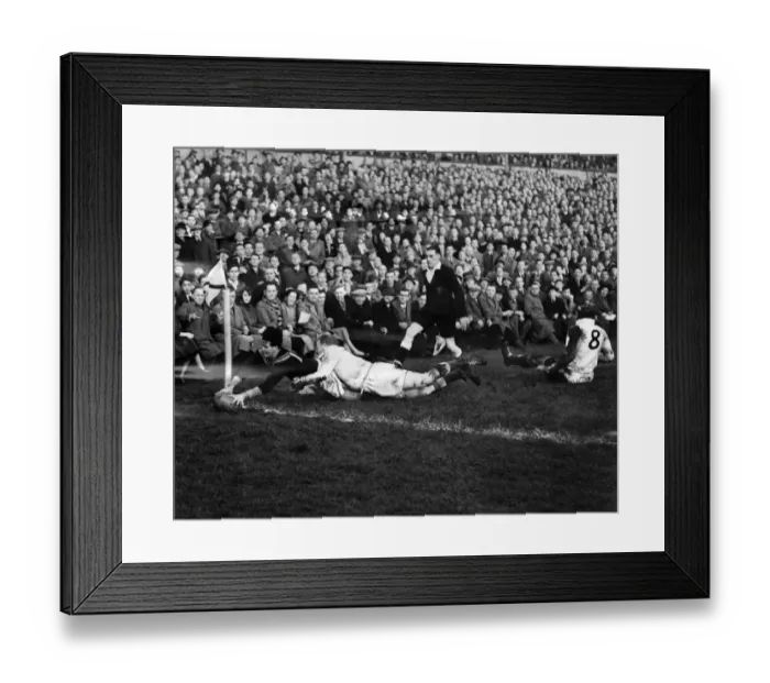 Framed Print : Bruce Robertson the Kiwis 18 year old flying winger, scores a try for his side at Swindon