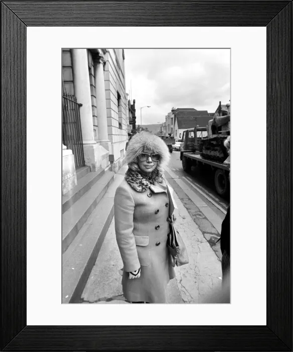 Framed Print : Singer. Dorothy Squires. April 1975 75-1900-002