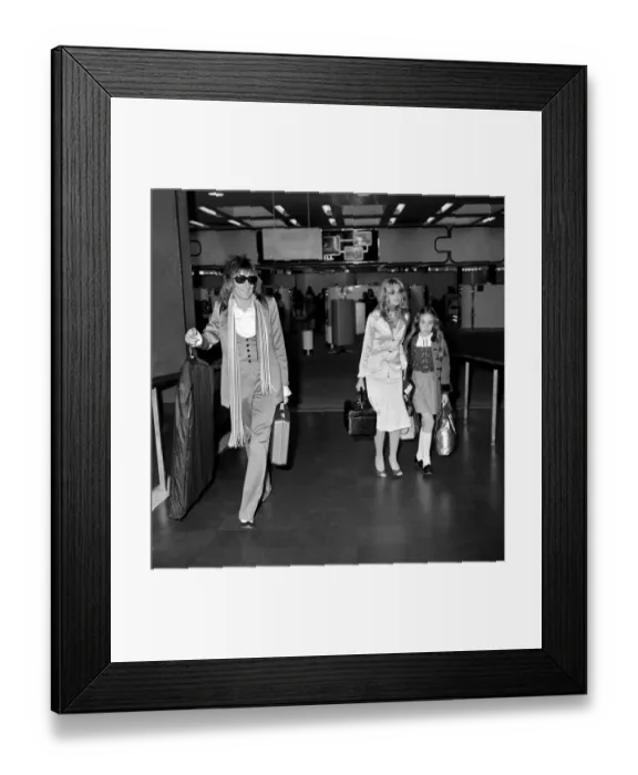 Framed Print : Rod Stewart and Britt Ekland. April 1975 75-1775-004