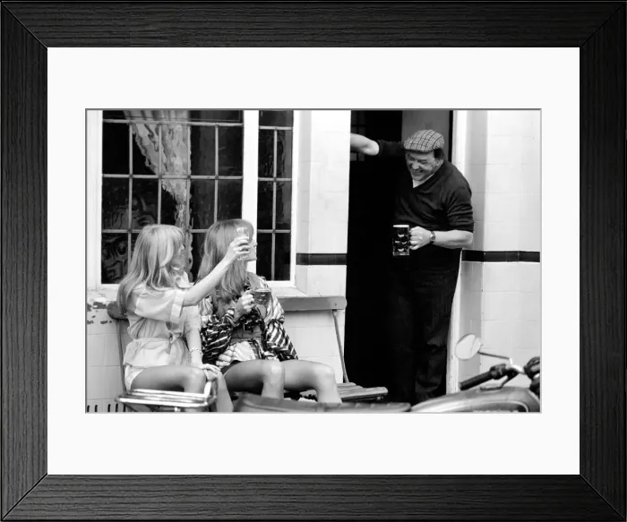 Framed Print : Two women stop at a pub to have a pint of beer while shopping on Kings Road in Chelsea