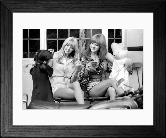 Framed Print : Two women stop at a pub to have a pint of beer while shopping on Kings Road in Chelsea Framed Print : Two women stop at a pub to have a pint of beer while shopping on Kings Road in Chelsea