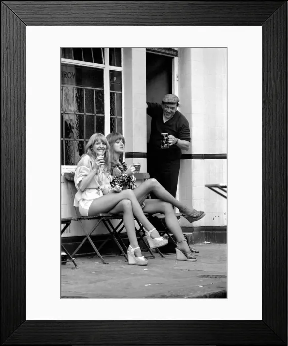 Framed Print : Two women stop at a pub to have a pint of beer while shopping on Kings Road in Chelsea