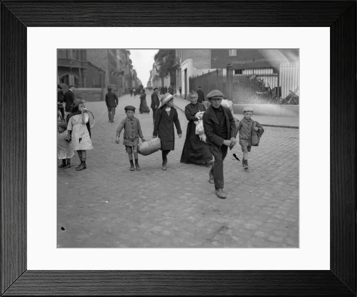 Framed Print : Refugees from the advancing German Army seen here in Brussels. Circa 10th August 1914 Framed Print : Refugees from the advancing German Army seen here in Brussels. Circa 10th August 1914