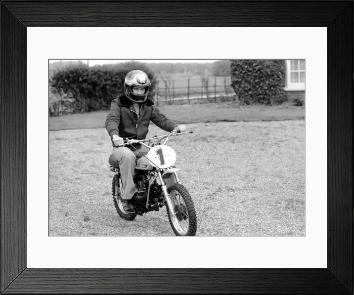Framed Print : Britains top motor-cycling ace Barry Sheene aged 24 Framed Print : Britains top motor-cycling ace Barry Sheene aged 24