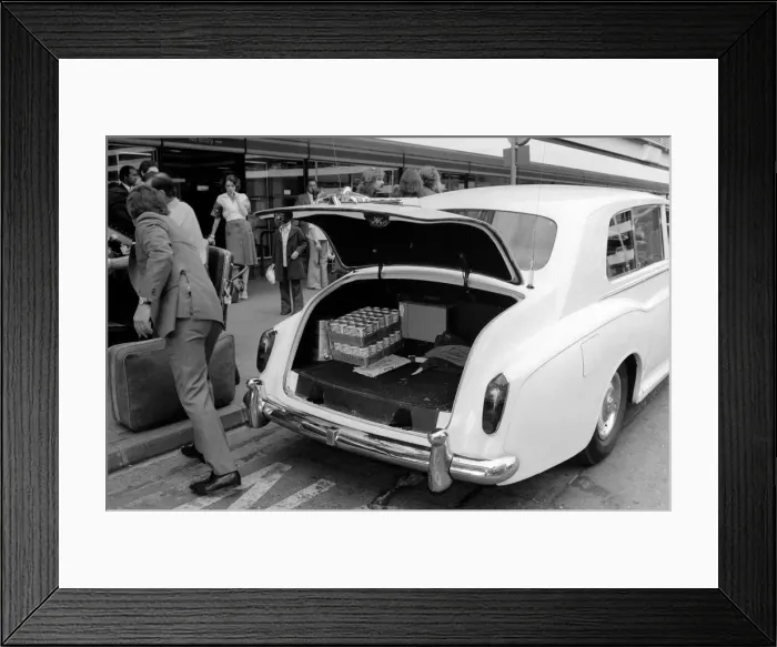 Framed Print : Alice Cooper and his girl friend, Sheryl Goddand, a dancer in his show