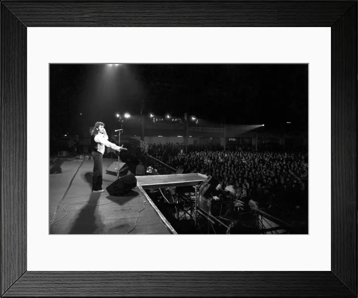 Framed Print : David Essex performing on stage at Bingley Hall, Staffordshire during the Daily Mirror Framed Print : David Essex performing on stage at Bingley Hall, Staffordshire during the Daily Mirror