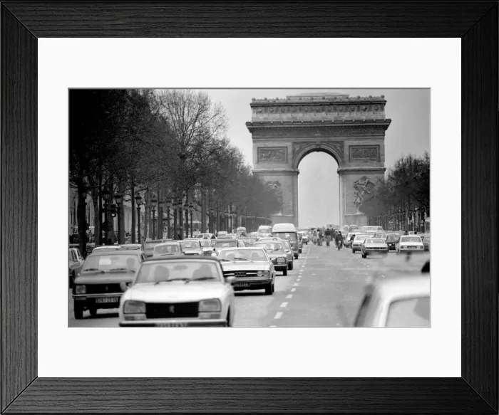 Framed Print : Bysy scene showing Sunday afternoon traffic underneath L