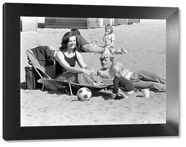 A family enjoying the hot weather at Margate Beach. April 1975 75-2073-004