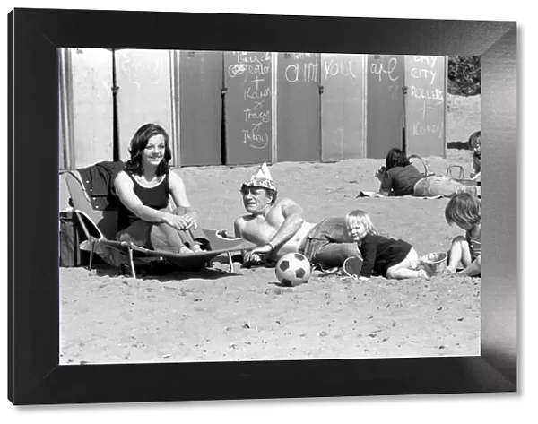 A family enjoying the hot weather at Margate Beach. April 1975 75-2073