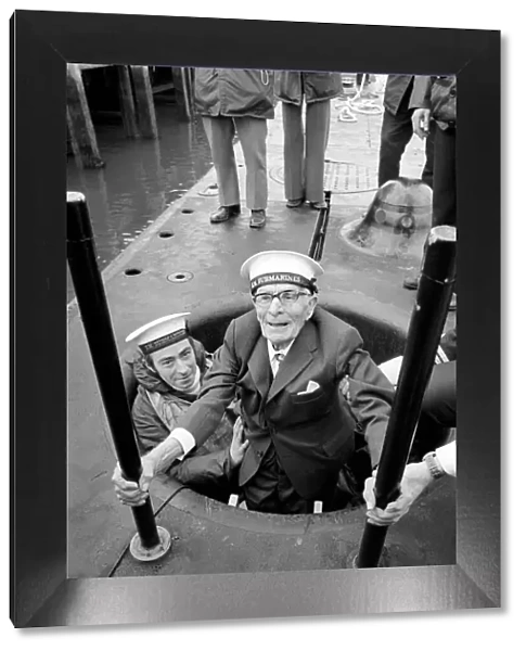 Old: Man: Submarine: Navy: Mr. Jim Chapman (103). March 1975 75-01273-005