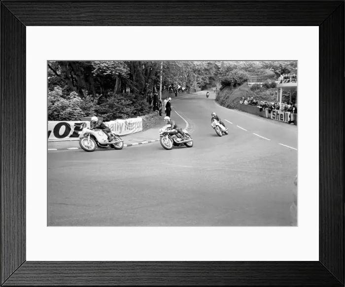 Framed Print : Motorsport: Action: I. O. M. TT Racing: 250cc, 500cc and 750cc Production Races in progress Framed Print : Motorsport: Action: I. O. M. TT Racing: 250cc, 500cc and 750cc Production Races in progress