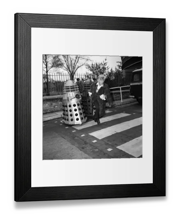Framed Print : nDr. Whoi John Pertwee: Jon Pertwee returns as Dr. Who when a new series of adventures