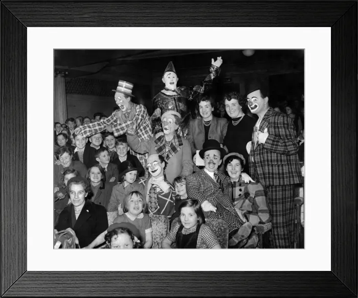 Framed Print : 2, 000 Schoolchildren saw the dress rehearsal of Tom Arnolds