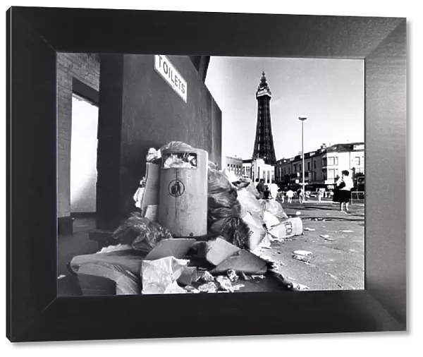 Rubbish littering the Golden Mile in Blackpool. September 1987 P008104