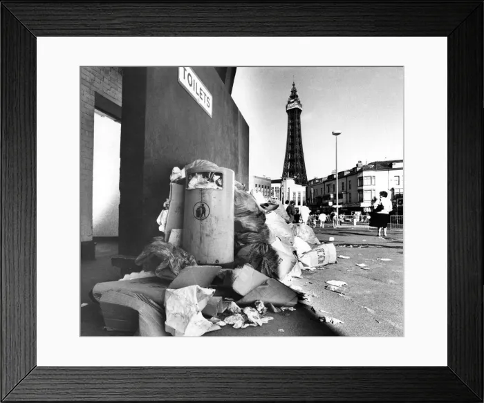 Framed Print : Rubbish littering the Golden Mile in Blackpool. September 1987 P008104 Framed Print : Rubbish littering the Golden Mile in Blackpool. September 1987 P008104
