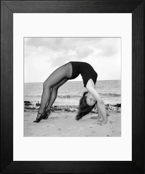 Framed Print : Ballerina Anne Youngman modelling beachwear fashions. 1960 E466-008