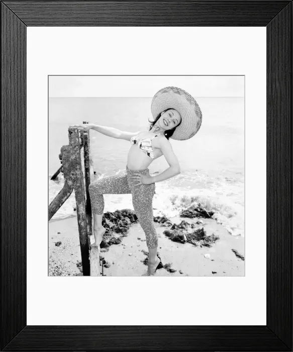 Framed Print : Ballerina Anne Youngman modelling beachwear fashions. 1960 E466-004