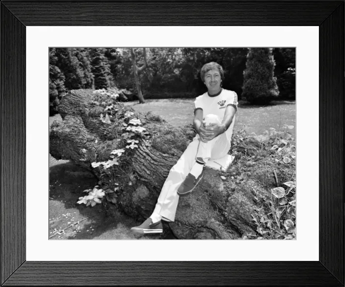 Framed Print : Singer and Presenter Des O Connor at his home. June 1980 Desobit Framed Print : Singer and Presenter Des O Connor at his home. June 1980 Desobit