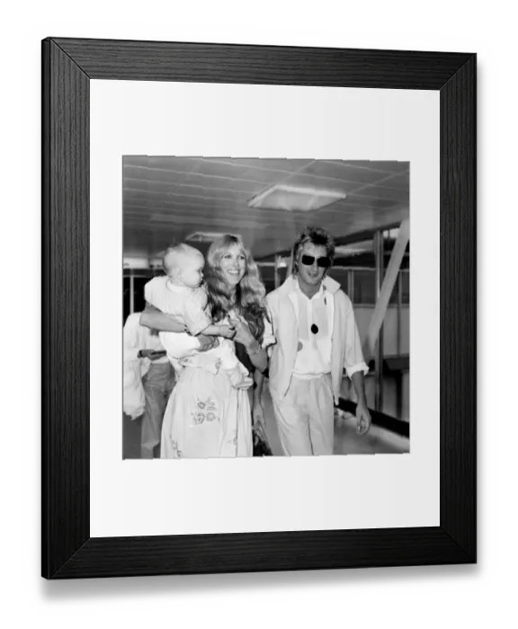 Framed Print : Pop singer Rod Stewart with wife Alana and 10 month old Kimberley leave Heathrow for New Framed Print : Pop singer Rod Stewart with wife Alana and 10 month old Kimberley leave Heathrow for New