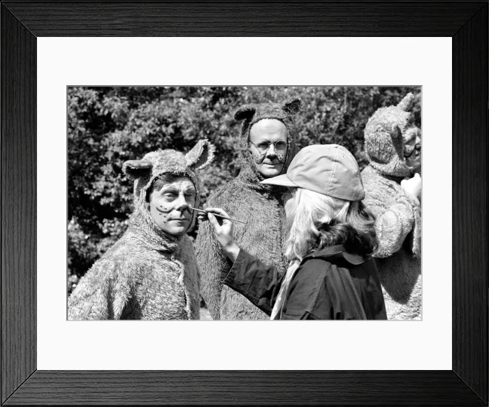 Framed Print : The filming of It Ain t Half Hot Mum, at Hawley Lake, Farnborough Framed Print : The filming of It Ain t Half Hot Mum, at Hawley Lake, Farnborough