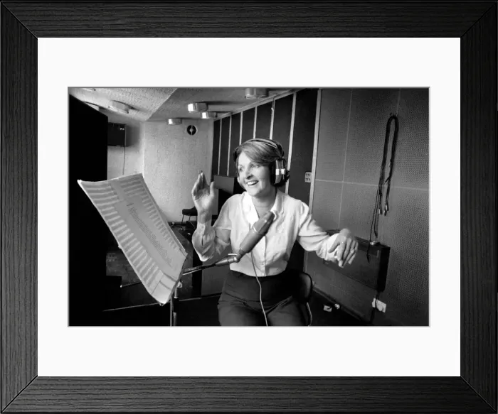 Framed Print : Actress Penelope Keith makes a record about a Dachsund dog. June 1980 80-03067-006 Framed Print : Actress Penelope Keith makes a record about a Dachsund dog. June 1980 80-03067-006