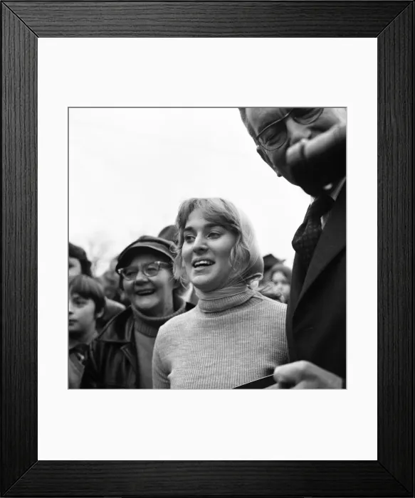 Framed Print : Olney, Bucks. Pancake Race England. Winner Sally Ann Faulkner, 17. February 1975 75-00821 Framed Print : Olney, Bucks. Pancake Race England. Winner Sally Ann Faulkner, 17. February 1975 75-00821