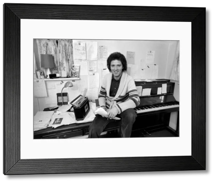 Framed Print : Pop Singer: Gilbert O Sullivan. February 1975 75-00938-003 Framed Print : Pop Singer: Gilbert O Sullivan. February 1975 75-00938-003