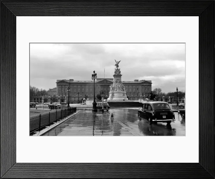 Framed Print : Buckingham Palace. February 1975 75-00836-001