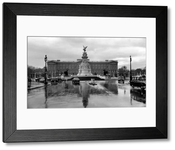 Framed Print : Buckingham Palace. February 1975 75-00836-003
