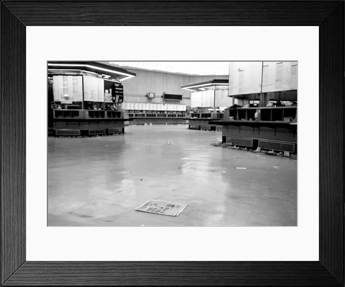 Framed Print : Scenes at Stock Exchange: The silent scene today at The Stock Exchange after brisk