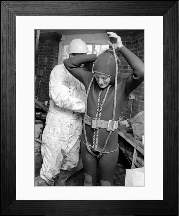 Framed Print : Well diver, Sally Manson. February 1975 75-00667-003