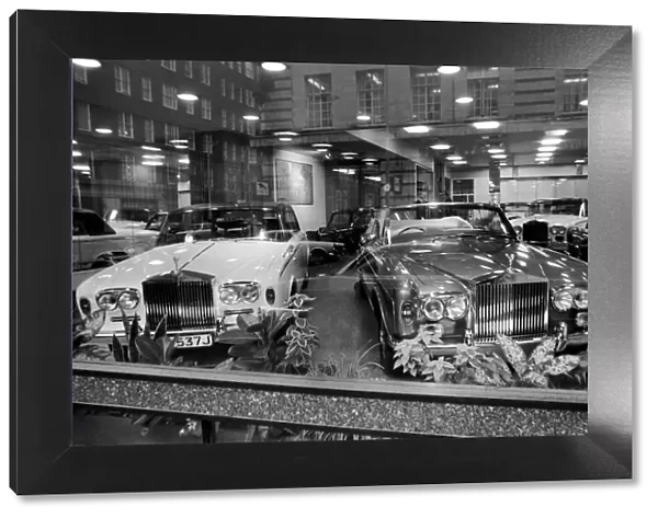 Rolls-Royce: West End Car Show Room. January 1975 75-00501-001