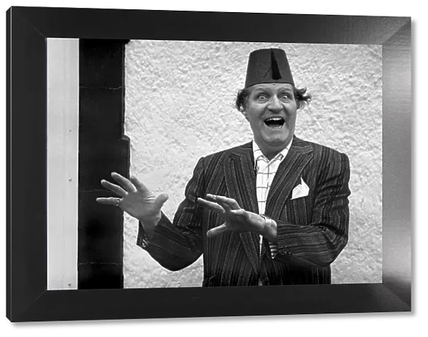 Comedian: Tommy Cooper. January 1975 75-00581