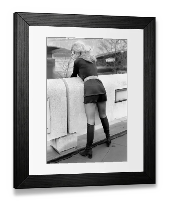 Framed Print : 1970s Fashion: Shorts. January 1971 71-00161-020 Framed Print : 1970s Fashion: Shorts. January 1971 71-00161-020