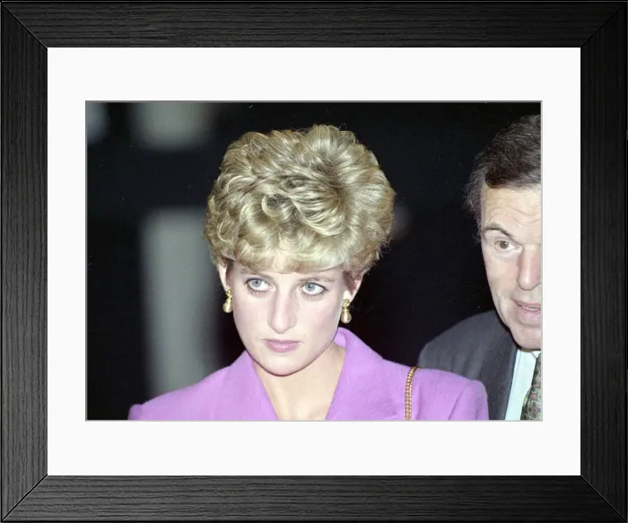 Framed Print : Princess Diana in Paris during the overseas Visit to France. 14th November 1992 Framed Print : Princess Diana in Paris during the overseas Visit to France. 14th November 1992