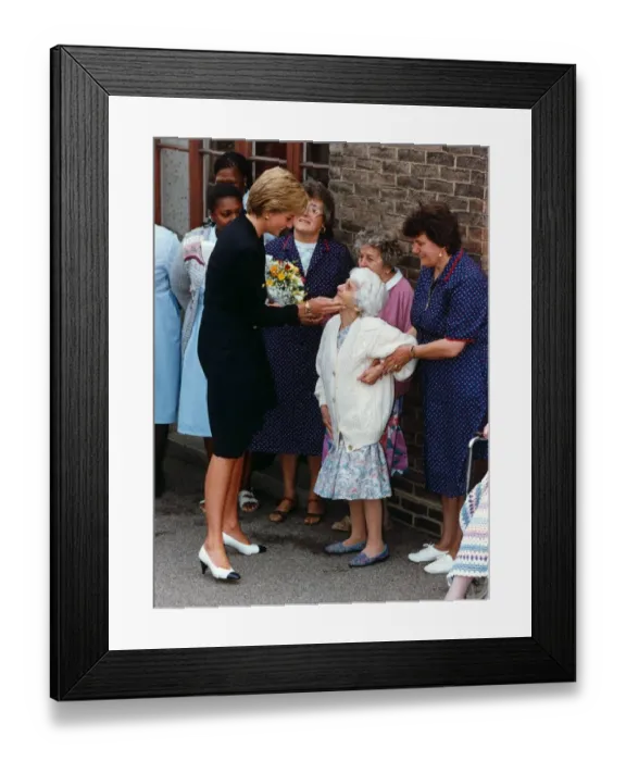 Framed Print : The Princess of Wales visted the Guiness Trust Estate in Newham London September 18th