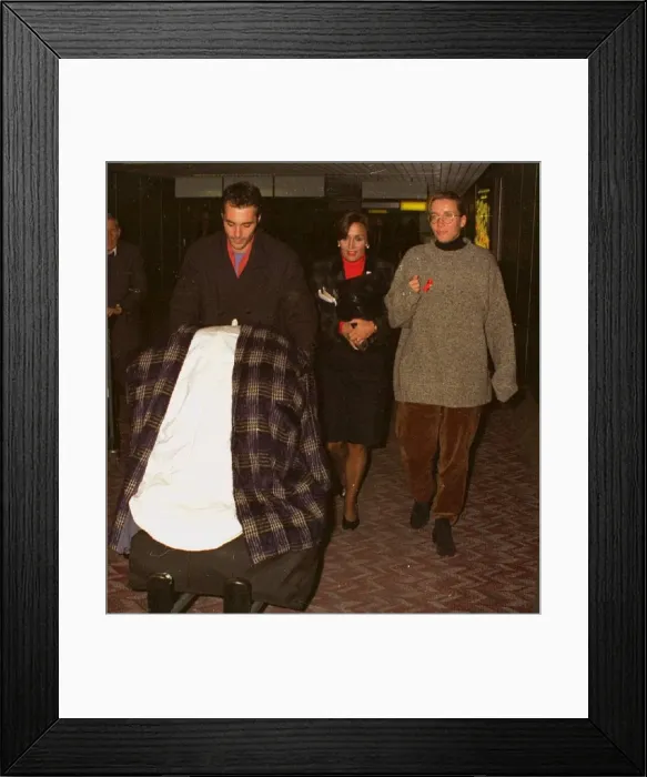 Framed Print : Emma Thompson and Greg Wise arriving at Heathrow airport from Los Angeles Framed Print : Emma Thompson and Greg Wise arriving at Heathrow airport from Los Angeles