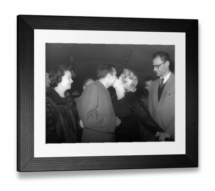 Framed Print : Marilyn Monroe kisses Sir Laurence Olivier farewell as she leaves to go back to the U. S Framed Print : Marilyn Monroe kisses Sir Laurence Olivier farewell as she leaves to go back to the U. S
