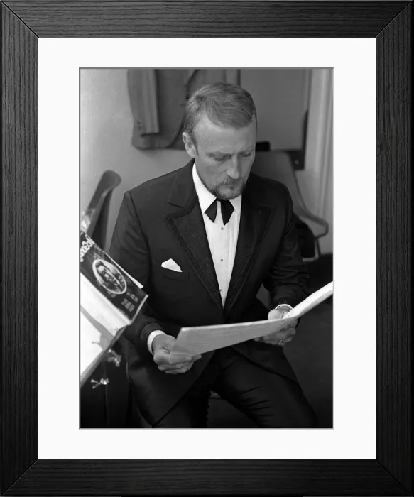 Framed Print : Actor Edward Woodward seen here in his dressing room rehearsing a William McGonagall poem