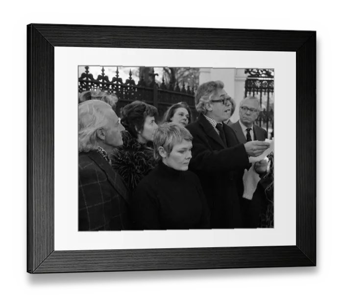 Framed Print : Judi Dench, Paul Schofield and Sir Laurence Olivier Nov 1973 are part of a group Framed Print : Judi Dench, Paul Schofield and Sir Laurence Olivier Nov 1973 are part of a group