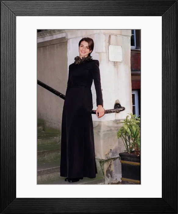 Framed Print : Rachel Weisz Mummy star September 1999 swapped bandages for gladrags as she made