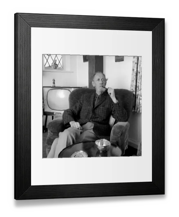 Framed Print : TV and radio presenter Fyffe Robertson. 1965 A1109-001 Framed Print : TV and radio presenter Fyffe Robertson. 1965 A1109-001