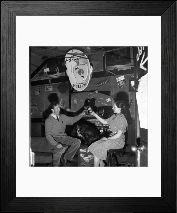 Framed Print : The customers of the Old Turkey Cock pub near Hunston in Herts. 1956 A273-001