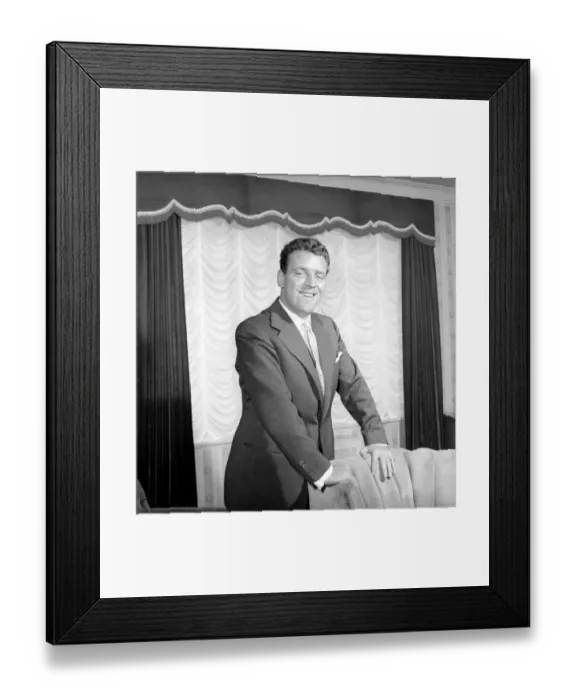 Framed Print : TV presenter Eamon Andrews. 1957 A255-006