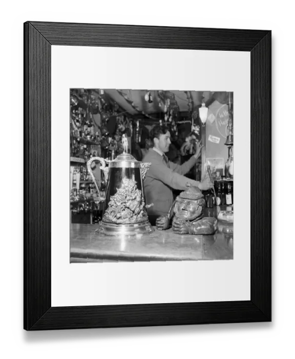 Framed Print : The customers of the Old Turkey Cock pub near Hunston in Herts. 1956 A273