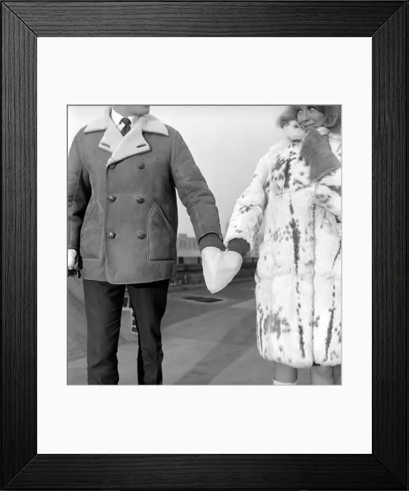 Framed Print : Clothing: Fashion: Hold hand gloves: Couple (Marilyn Rickard and Roy Curtis